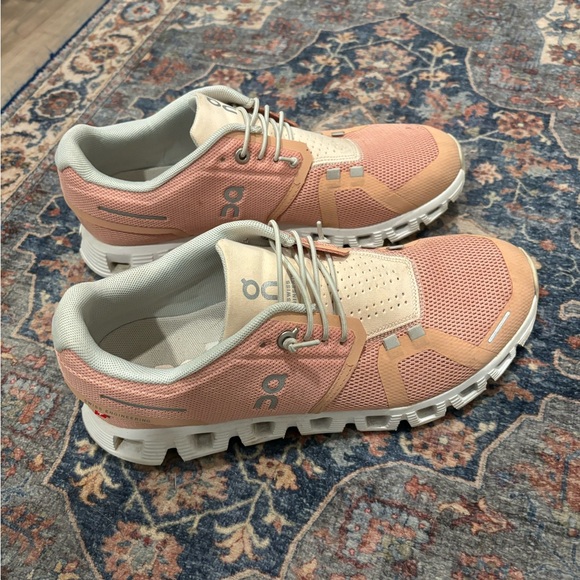 ON RUNNING // on cloud 5 // rose/shell size 7.5 // good condition - Picture 3 of 8